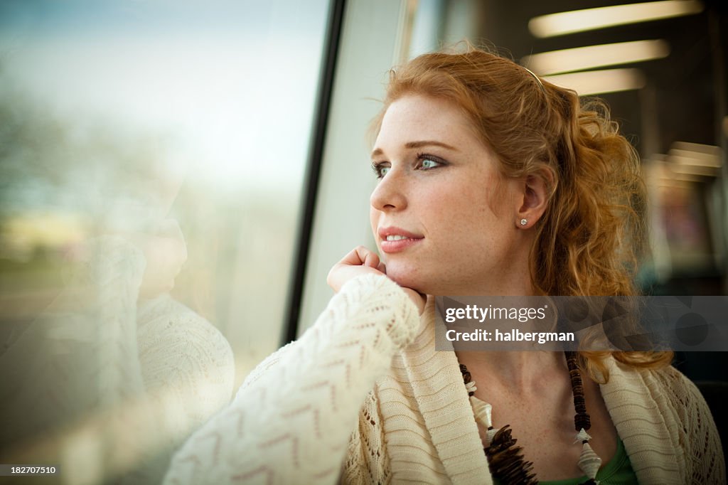 Fille prendre un Train de banlieue Train