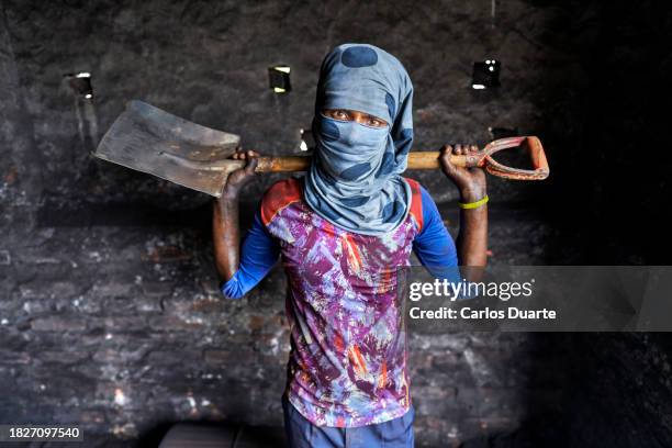 man working in a coal mine in the city of dhaka in bangladesh - bangladesh worker stock pictures, royalty-free photos & images