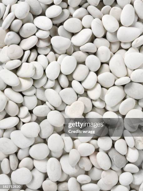 white pebble background - pebbles stockfoto's en -beelden