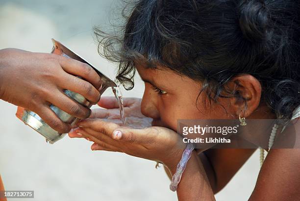 agua potable - falta fotografías e imágenes de stock