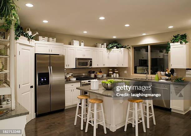 cocina nueva moderna interior de la casa - típico de clase mediana fotografías e imágenes de stock