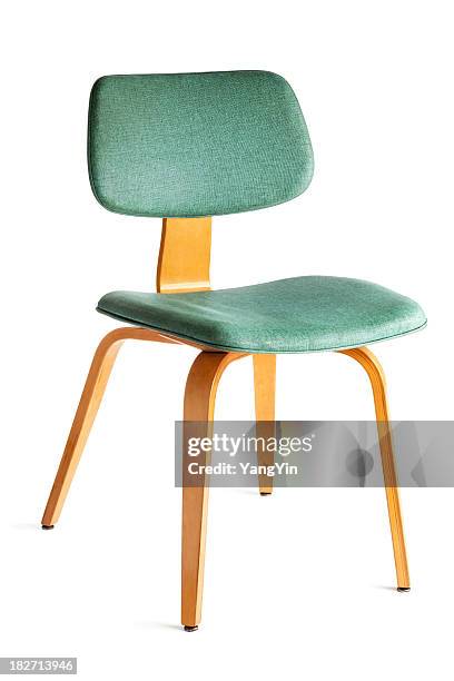 un mobilier d'époque des années 1950, fléchis et chaises de salle à manger en bois isolé sur blanc - objet design photos et images de collection