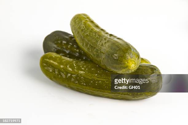 dill pickles - essiggurke stock-fotos und bilder