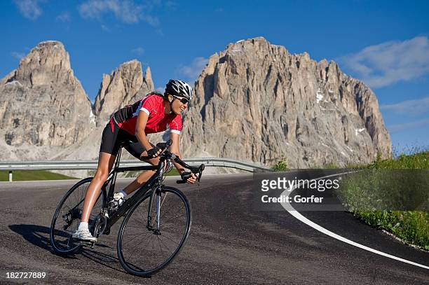 sporting woman on a race wheel - groep fietsers stockfoto's en -beelden