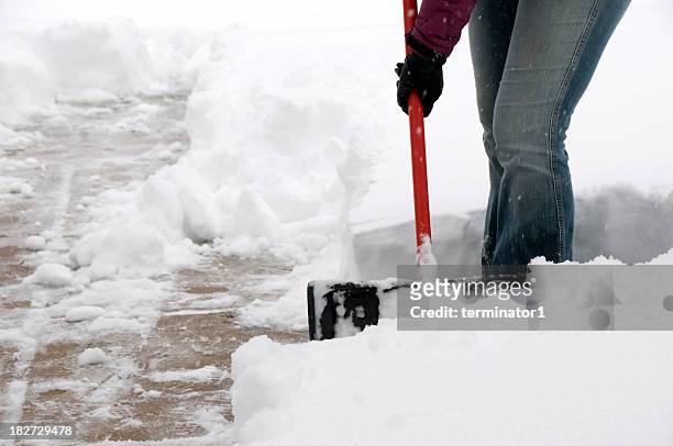 schnee bedeckten fußgängerweg - snow shovel stock-fotos und bilder