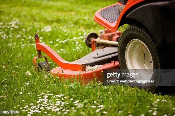 lawnmower - handgrasmaaier stockfoto's en -beelden