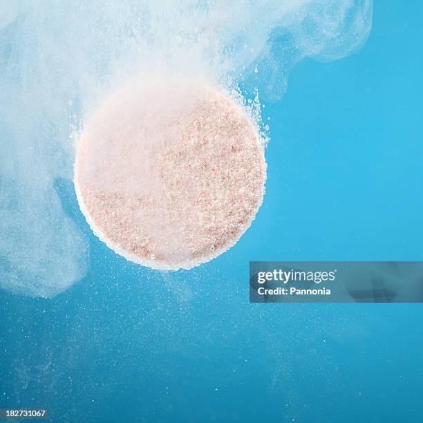 comprimidos en agua - disolver fotografías e imágenes de stock