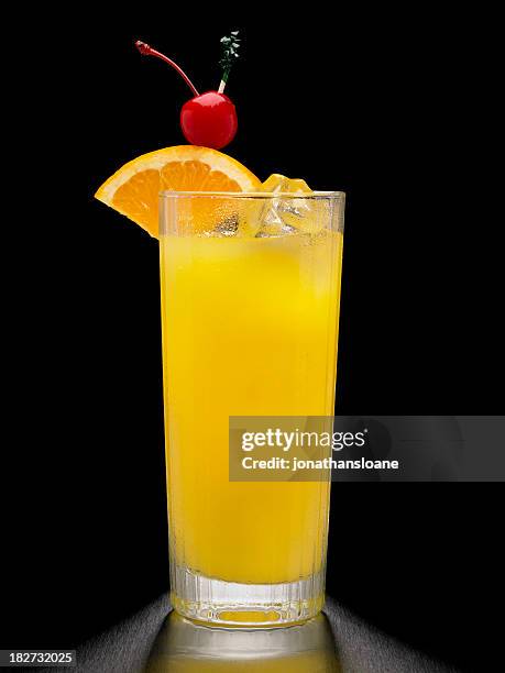 destornillador o cóctel de vodka y naranja sobre fondo negro - destornillador fotografías e imágenes de stock