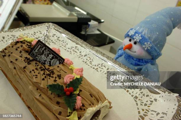Photo showing a traditional Christmas cake several days before Christmas, 18 December 2006 at a supermarket in Rots, western France. Photo d'une...