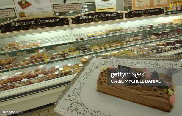 Photo showing a traditional Christmas cake several days before Christmas, 18 December 2006 at a supermarket in Rots, western France. Photo d'une...