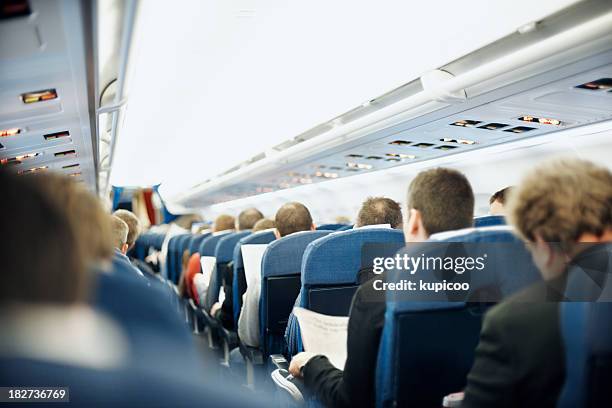 flugzeug gang mit gruppe von personen - aisle seat airline stock-fotos und bilder