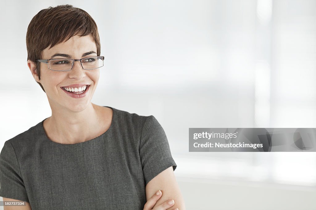 Junge Geschäftsfrau lächelnd mit Brille