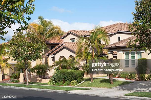 vecindario fachada de estuco hogar y cielo azul - california del sur fotografías e imágenes de stock