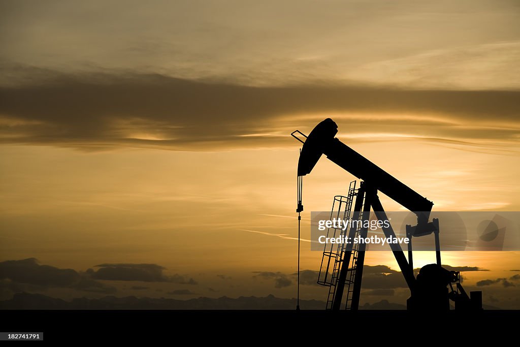 Silhouette von pumpjack in Kanada bei Sonnenuntergang