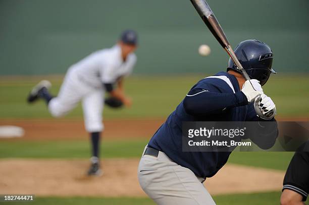giocatore di baseball - battere la palla foto e immagini stock