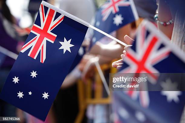 bandera australiana de marzo - día de australia fotografías e imágenes de stock