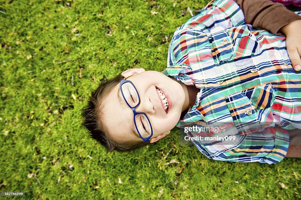 Süße junge Lachen auf Gras