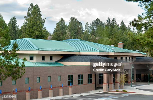 green metal roofing w/building exterior - metal roofing stock pictures, royalty-free photos & images