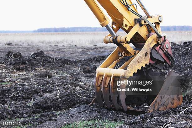 muddy excavator scoop assembly at montezuma national wildlife refuge - claw machine stockfoto's en -beelden