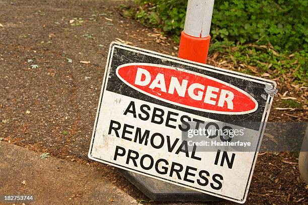 signe de danger amiante retrait en cours - asbestos removal photos et images de collection