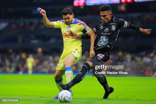 Henry Martin of America battles for possession with William Tesillo of Leon during the quarterfinals second leg match between America and Leon as...