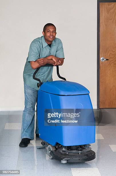 mann reinigung ein büro-janitorial services series - hauswart stock-fotos und bilder