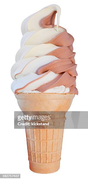 barquilla de helado con trazado de recorte - barquilla de helado fotografías e imágenes de stock