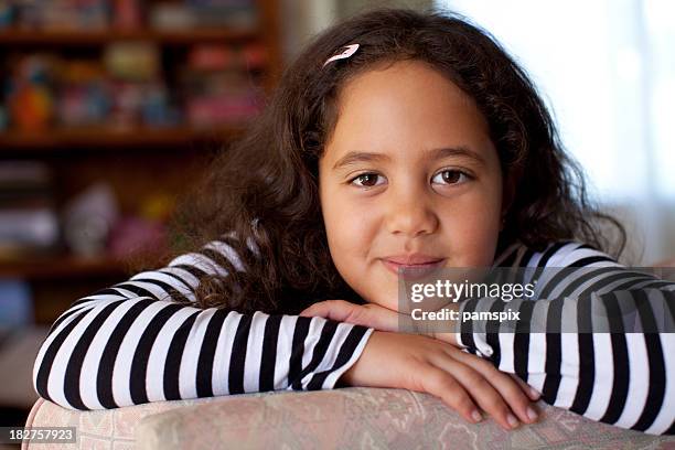 gorgeous little girl with dark skin and brown hair - brown eyes 個照片及圖片檔