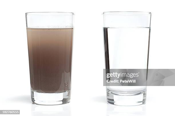 sauber und schmutzig wasser in gläser - wasserglas stock-fotos und bilder