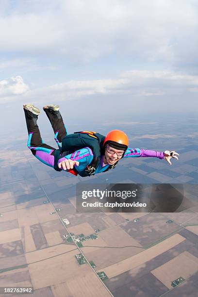 foto stock sin royalties: mujer feliz skydiving - paracaidismo fotografías e imágenes de stock