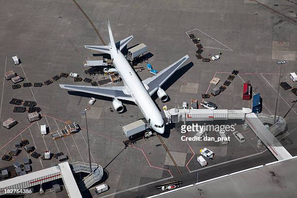 avião no portão de vista aérea - airport aerial imagens e fotografias de stock