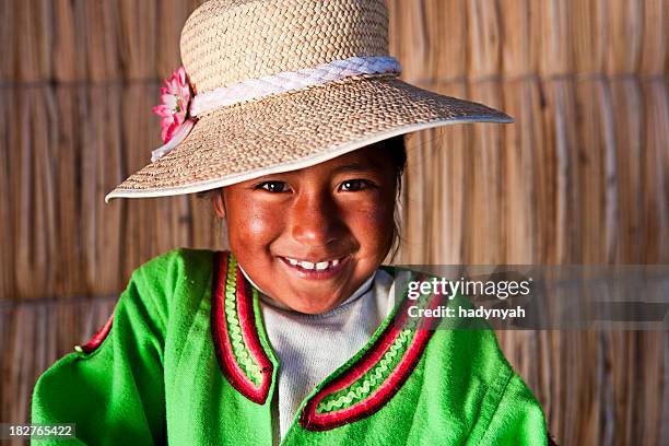 kleines mädchen auf uros floating island - bolivianischer abstammung stock-fotos und bilder