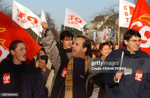 Des ex-employés d'ACT Manufacturing, entreprise angevine de composants électroniques mise en liquidation judiciaire, manifestent, le 27 janvier 2003...