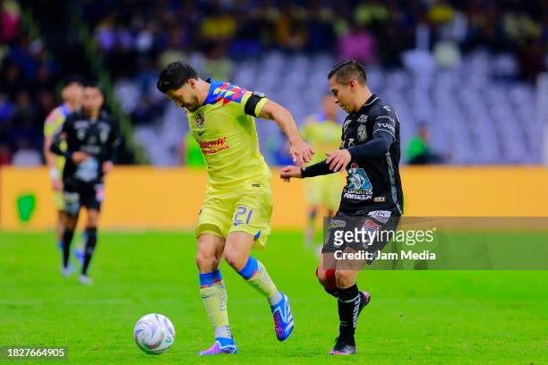 Henry Martin of America fights for the ball with Jose Rodriguez of Leon during the quarterfinals second leg match between America and Leon as part of...