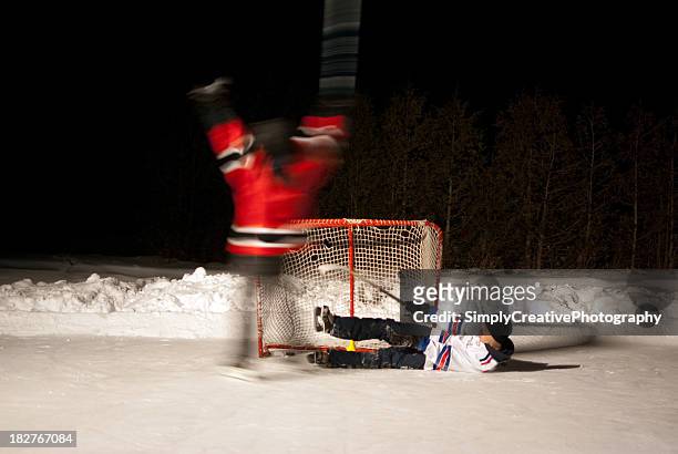 eishockey-spiel im freien - hockey player stock-fotos und bilder