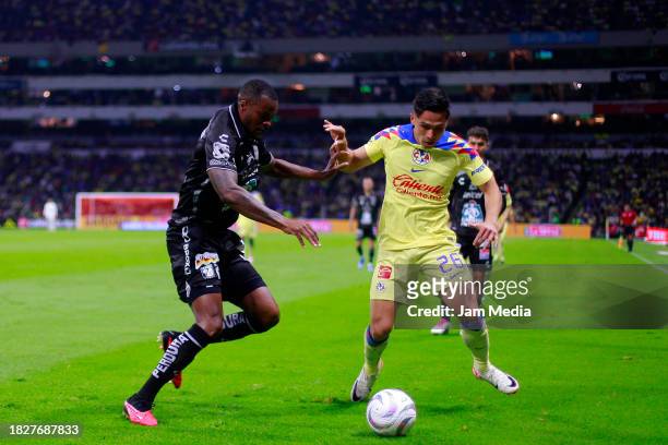Borja Sanchez Laborde of Leon fights for the ball with Salvador Reyes of America during the quarterfinals second leg match between America and Leon...