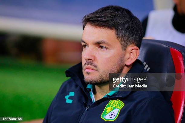 Nicolas Larcamon, head coach of Leon, looks on during the quarterfinals second leg match between America and Leon as part of the Torneo Apertura 2023...