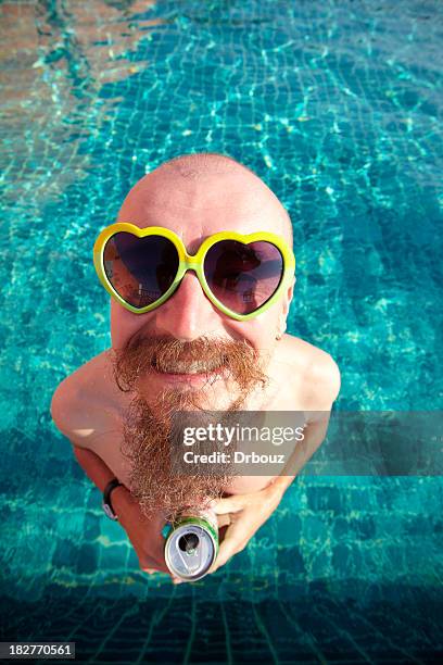 bière dans une piscine - homme en contre plongée fait le pitre photos et images de collection