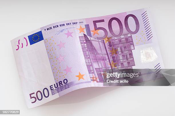 verbogene fivehundret euro-banknote - währung euro freisteller stock-fotos und bilder