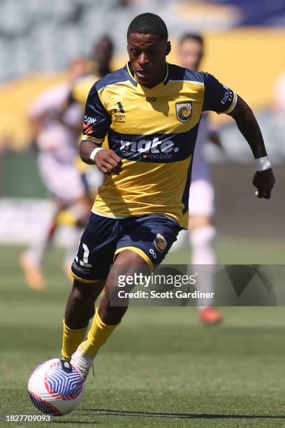 Ángel Quiñones of the Mariners with the ball during the A-League Men round six match between Central Coast Mariners and Melbourne Victory at...