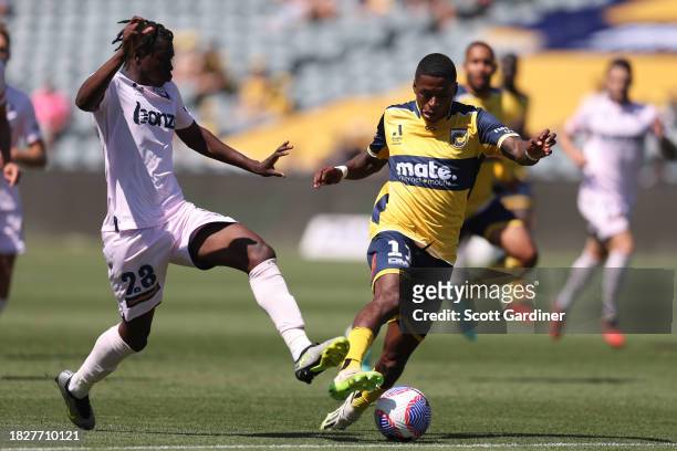 Ángel Quiñones of the Mariners competes for the ball with Franco Lino of Melbourne Victory during the A-League Men round six match between Central...