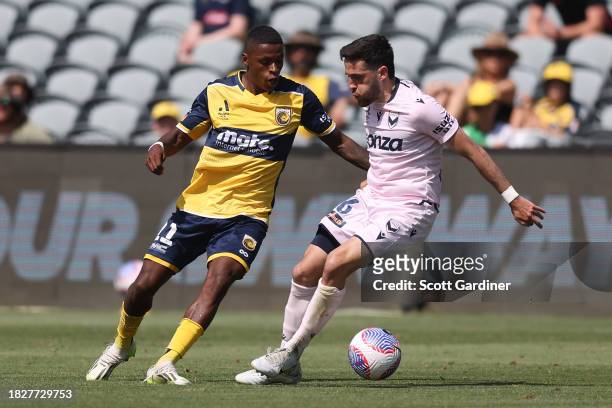 Ángel Quiñones of the Mariners competes for the ball with Stefan Nigro of Melbourne Victory during the A-League Men round six match between Central...