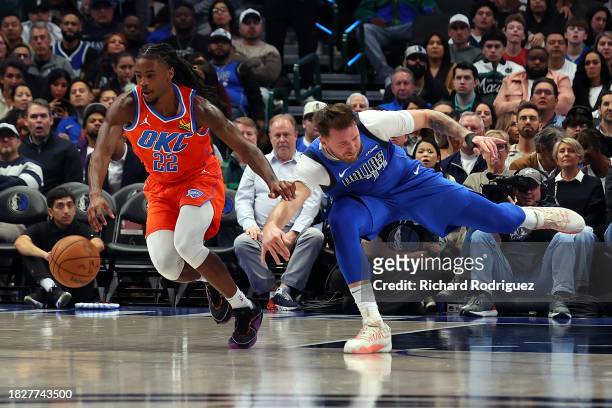 Cason Wallace of the Oklahoma City Thunder reaches a loose ball ahead of Luka Doncic of the Dallas Mavericks in the second half at American Airlines...