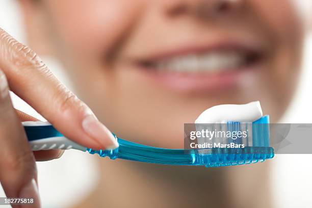 woman 歯みがき - brushing teeth ストックフォトと画像