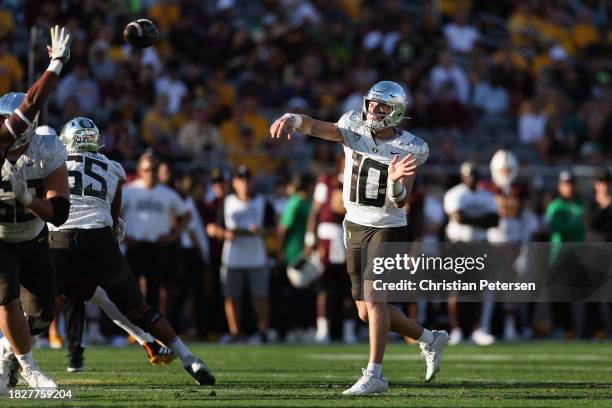 Quarterback Bo Nix of the Oregon Ducks throws a pass during the NCAAF game against the Arizona State Sun Devils at Mountain America Stadium on...