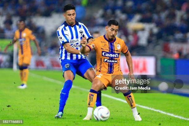 Maximiliano Meza of Monterrey fights for the ball with Ricardo Chavez of San Luis during the quarterfinals second leg match between Monterrey and...