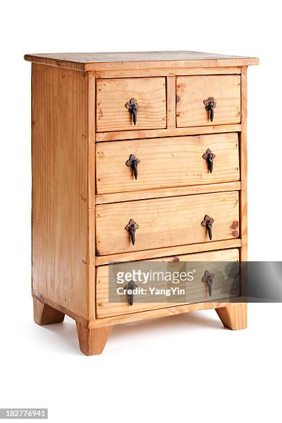 une commode et un meuble de rangement en bois, des meubles rustiques avec tiroirs isolé sur blanc - commode photos et images de collection