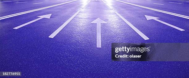 street arrows pointing into the bright light - swimming pool texture stockfoto's en -beelden