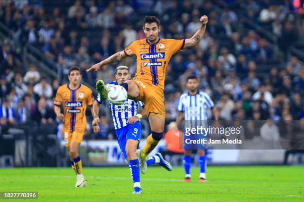 Unai Bilbao of San Luis jumps for the ball during the quarterfinals second leg match between Monterrey and Atletico San Luis as part of the Torneo...