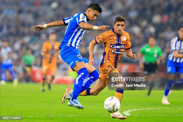 Maximiliano Meza of Monterrey fights for the ball with Juan Sanabria of San Luis during the quarterfinals second leg match between Monterrey and...